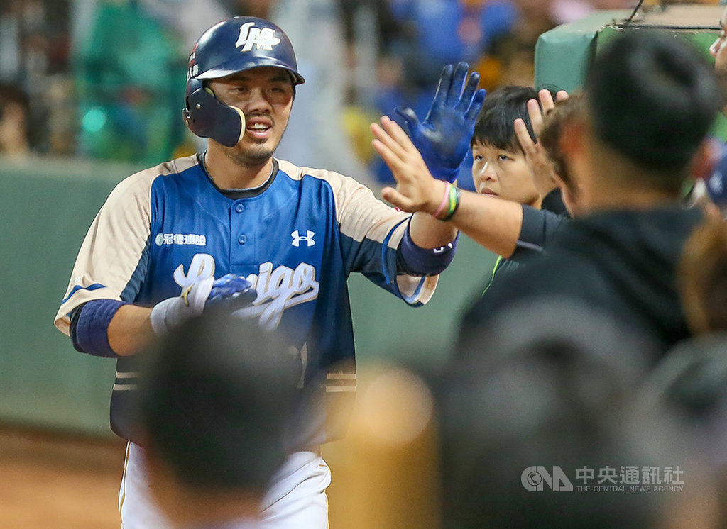 中華職棒總冠軍賽第4戰16日在洲際棒球場進行,Lamigo桃猿郭嚴文(左)演出單場雙響砲,包含一發滿貫砲,包辦5分打點,幫助球隊以15比8擊退中信兄弟。中央社記者張新偉攝108年10月16日