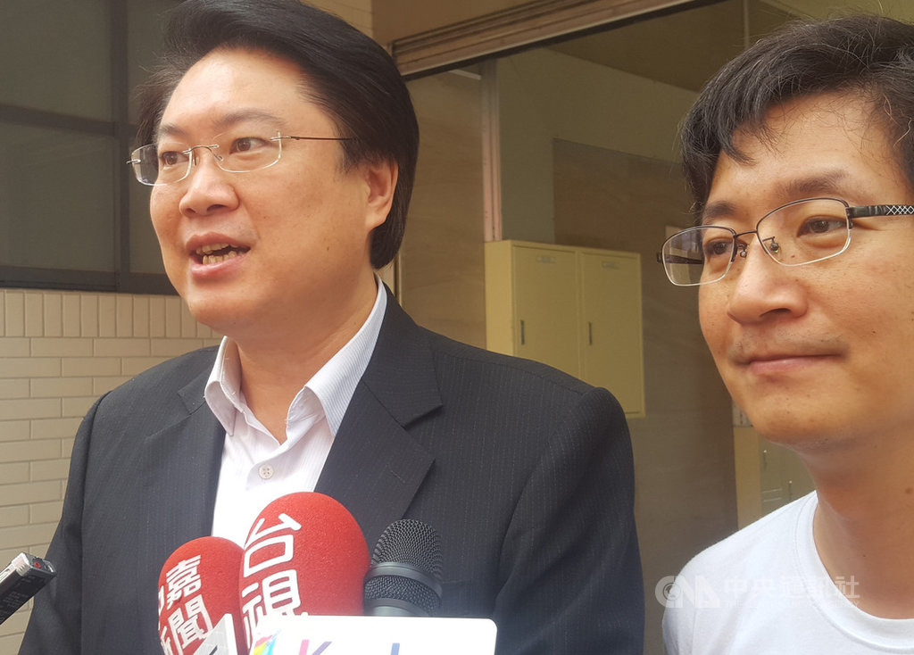 民進黨16日召開中執會,傳出由總統蔡英文拍板確定的不分區提名委員會名單遭立法院長蘇嘉全反對未通過;基隆市長林右昌(左)17日受訪表示,蔡總統沒有介入不分區提名委員會的名單。中央社記者王朝鈺攝 108年10月17日