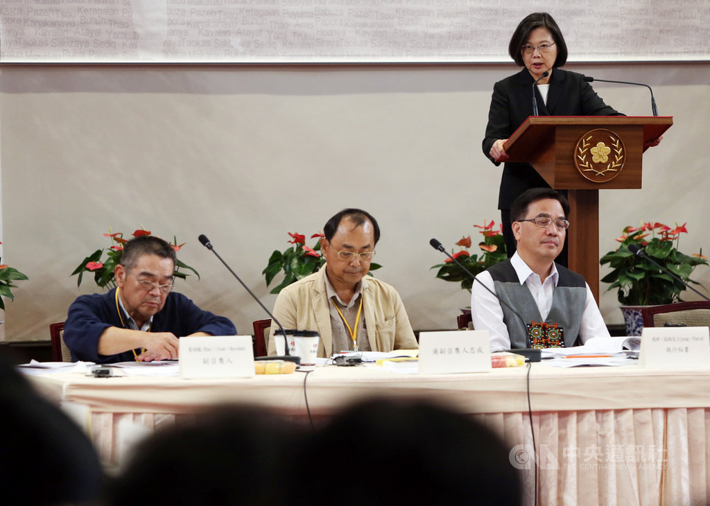 總統蔡英文(右)17日在總統府,主持總統府原住民族歷史正義與轉型正義委員會第11次委員會議,蔡總統進入會場後上台致詞。中央社記者鄭傑文攝 108年10月17日
