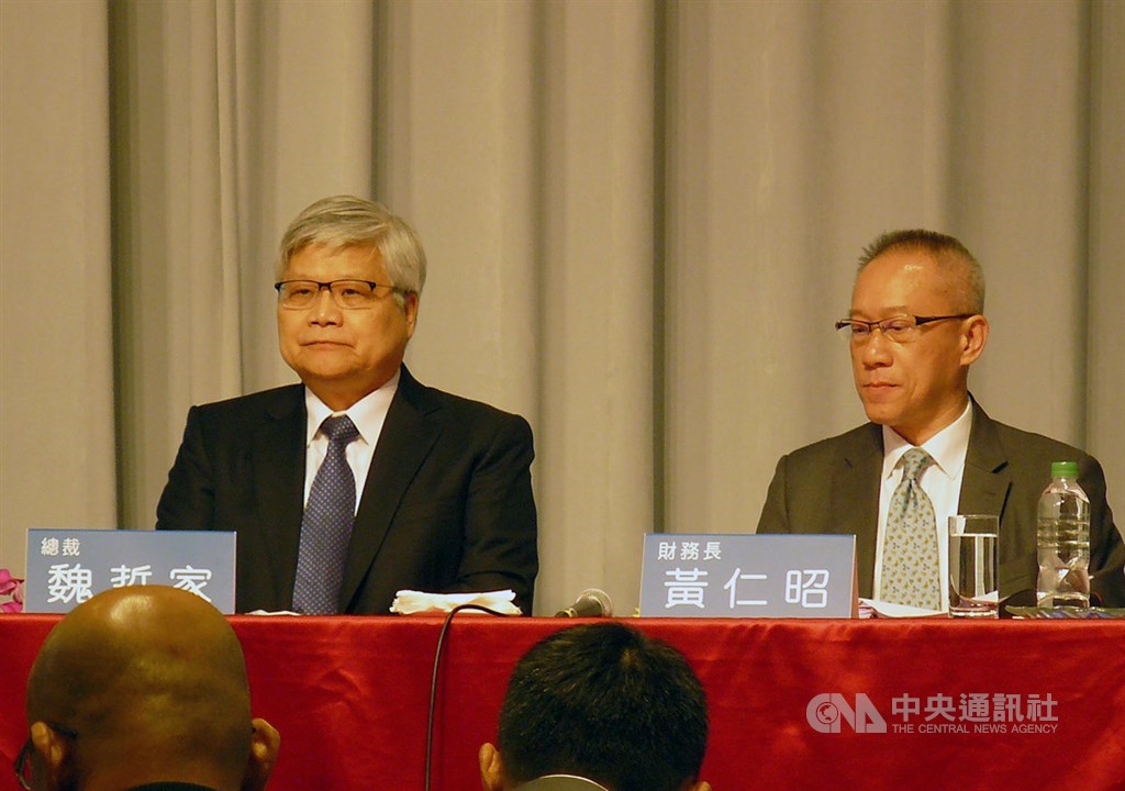 台積電17日召開法人說明會,總裁魏哲家(左)預期,台積電2019年業績可望微幅成長,表現應可優於業界水準。中央社記者張建中攝 108年10月17日