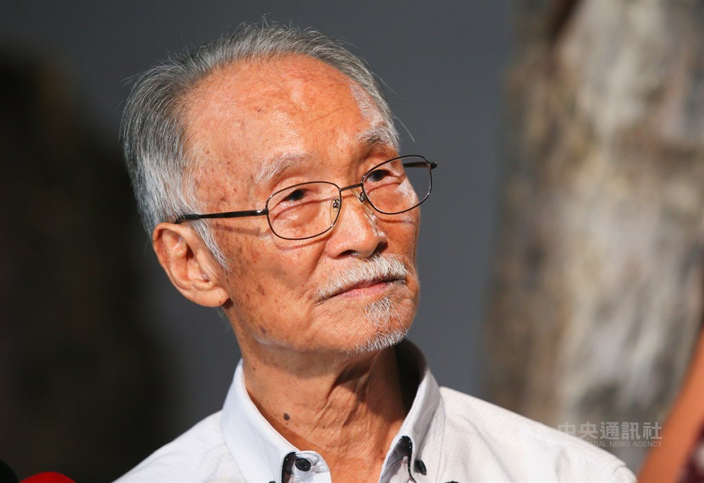 台灣知名雕塑大師朱銘9月14日在迎接20週年的朱銘美術館,出席新作「不朽.朱銘.古沉木太極拱門」特展開幕活動,說明創作太極系列作品的心靈轉變。(中央社檔案照片)
