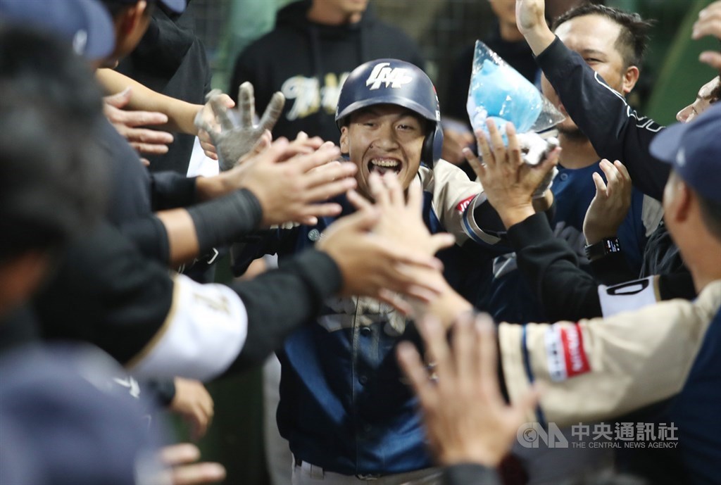 2019中職總冠軍賽由Lamigo桃猿隊與中信兄弟隊交手,第5戰17日在台中舉行,1局上,Lamigo桃猿隊林立(中)開轟帶3分打點,大幅拉開領先差距,回到休息區與隊友擊掌歡慶。中央社記者張新偉攝 108年10月17日