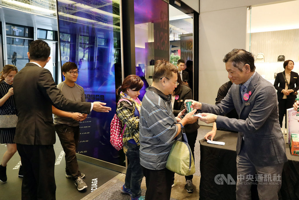 台北市信義商圈百貨公司週年慶17日開跑,包括新光三越信義新天地4間百貨公司及微風信義、松高、南山店週年慶同時舉行,微風百貨一開門就為會員送上貼心小禮物。中央社記者郭日曉攝 108年10月17日