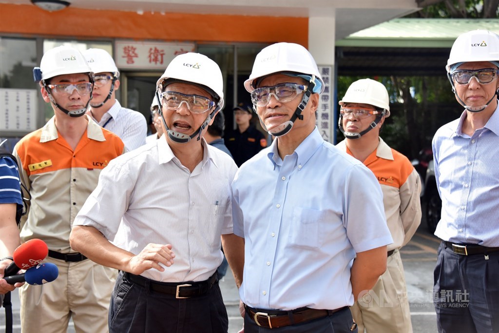 高雄市長韓國瑜16日起請假投入總統選舉,由副市長葉匡時(前右)代理市長職務,代理首日葉匡時前往林園工業區李長榮化工林園廠。中央社記者董俊志攝 108年10月16日