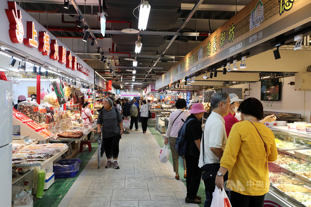 台北市公有南門中繼市場17日開始全館試營運,內部乾淨、明亮,吸引民眾前來採買。中央社記者張皓安攝 108年10月17日
