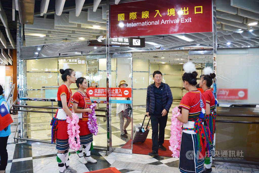 花蓮市公所與韓國蔚山廣域市簽訂2航次往返航班,首航自韓國出發,17日上午抵達花蓮,帶來上百名韓籍遊客,花蓮市公所於入境出口迎接賓客。中央社記者張祈攝 108年10月17日