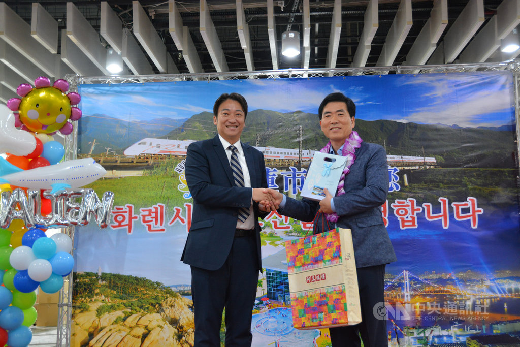 花蓮市公所與韓國蔚山廣域市簽訂2航次往返航班,首班航班由蔚山廣域市觀光振興科長崔平煥(右)帶隊飛抵花蓮,花蓮市長魏嘉賢(左)致贈伴手禮歡迎。中央社記者張祈攝 108年10月17日