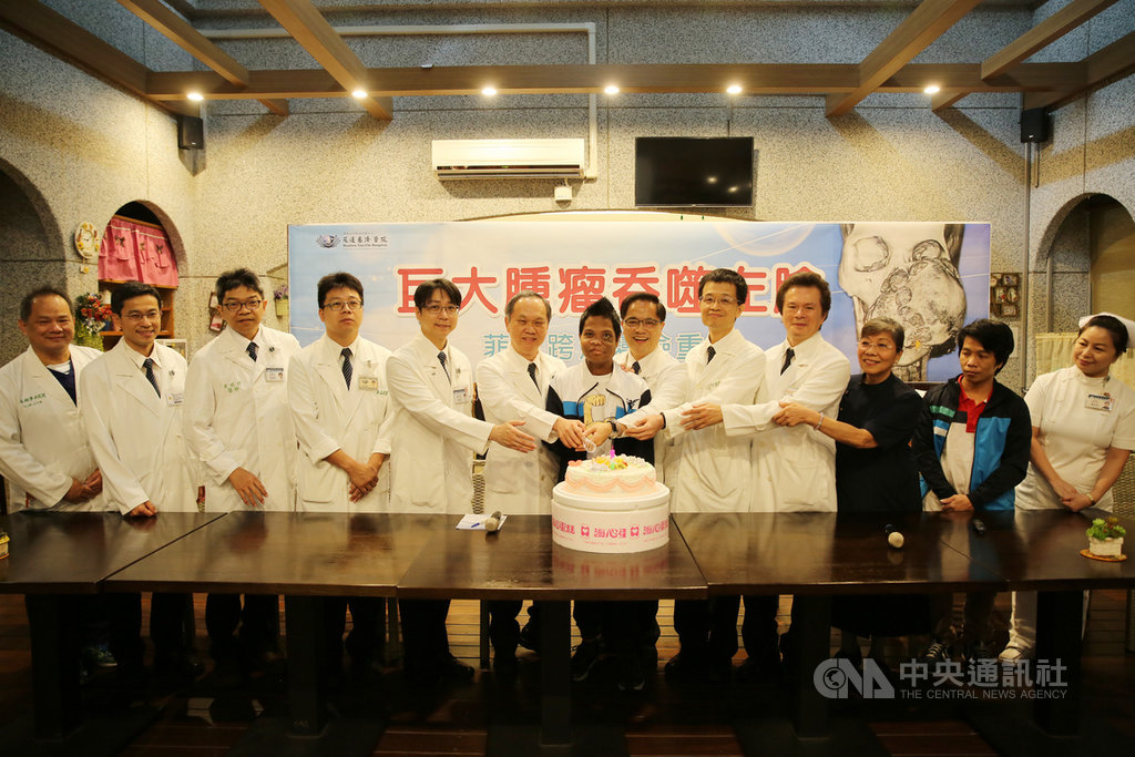 花蓮慈濟醫院院長林欣榮(右6)、副院長陳培榕(右5)、外科醫學發展中心主任賴鴻緒(左6)、外科部主任張睿智(左5)、整形暨重建外科主任李俊達(右4)、醫師吳孟熹(左4),眼科部主任李原傑(左2)、牙科部主任黃銘傑(左3)、麻醉科主任陸翔寧(左),護理部主任鍾惠君(右)等,17日出席記者會,一起切下蛋糕,祝福麥可變臉成功歡喜出院。(花蓮慈濟醫院提供)中央社記者張祈傳真 108年10月17日