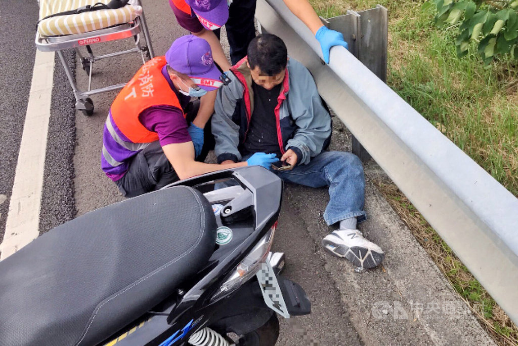 國道公路警察局第六公路警察大隊17日獲報,一名機車騎士疑因不熟悉路況誤上國道,但因太過緊張自撞護欄造成手腳挫傷,騎士酒測值為0,警方依道路交通管理處罰條例開罰。(國道公路警察局第六大隊提供)中央社記者吳睿騏桃園傳真 108年10月17日