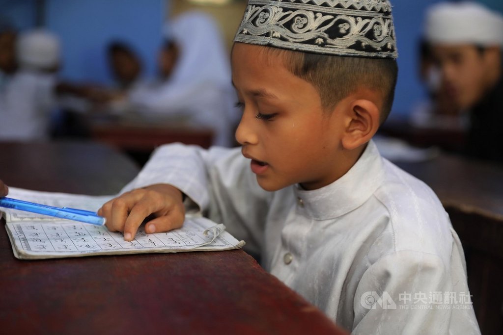 宗教學校Madrasah Hashimiah校長哈希姆開班教授可蘭經文,讓逃難到馬來西亞的難民兒童有讀書識字機會,圖為學生上課情形。中央社記者黃自強吉隆坡攝 108年10月17日