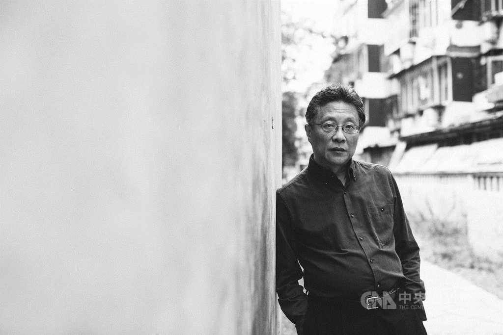 作家張大春的小說「城邦暴力團」近期推出20週年紀念版,全書架構龐大,展現以江湖寫歷史的企圖心,廣受各界好評。張大春說,江湖於他,牽涉到對「義理」的追求,信守義理的同時也背叛對義理的承諾,只是每個人背叛、信守的不同。(新經典文化提供)中央社記者陳政偉傳真 108年10月17日