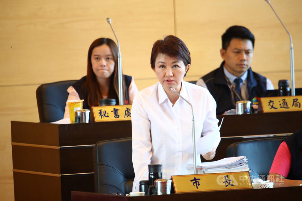 台中市長盧秀燕(前)17日在議會表示,國家賦予地方政府調度財源的方式包括稅收、舉債、土地變現等,其中舉債需付利息,恐債留子孫;相較於前市府大幅舉債,新市府上任後,依法透過區段徵收與土地重劃等方式挹注財源,讓政府財政更穩定,保障市民權益。中央社記者郝雪卿攝 108年10月17日