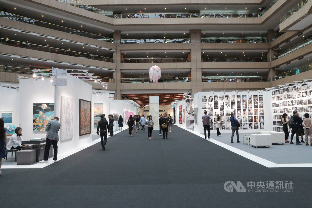 2019第26屆台北國際藝術博覽會18日起在台北世貿一館正式登場,17日舉行開幕式,今年共匯集141家來自12個不同國家的頂級畫廊,以「光之再現」作為年度主題,舉辦特展及藝術講座,回應全球藝術新變化,呈現當代藝術多樣性。(文化部提供)中央社記者鄭景雯傳真 108年10月17日