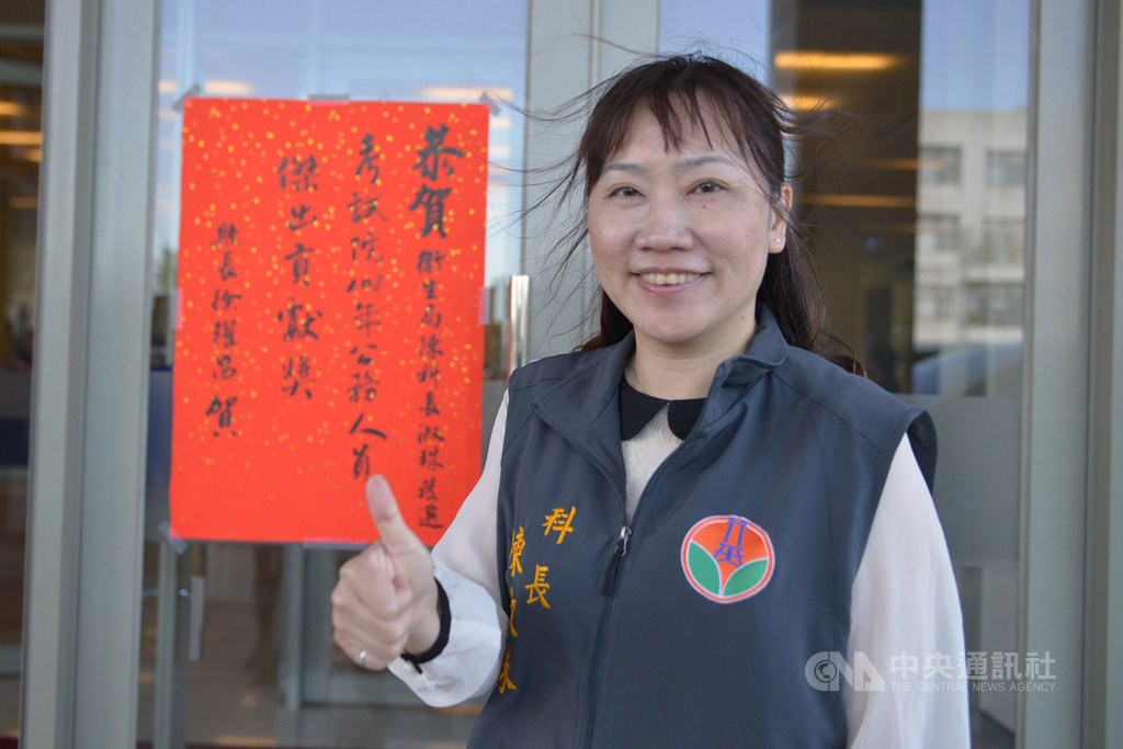 苗栗縣衛生局疾病管制科長陳淑珠深入原鄉防治結核病,執行成效冠全國,用心推動各項防疫業務,榮獲108年度公務人員傑出貢獻獎。(苗栗縣政府提供)中央社記者管瑞平傳真 108年10月17日