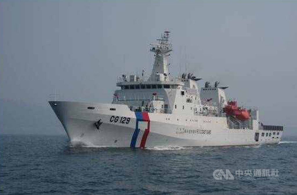中國大陸漁船頻越界作業,海巡署艦隊分署即日起調派3000噸級「高雄艦」(圖)進駐馬公、「台南艦」隨時支援方式,部署優勢警力,加強執法。(艦隊分署提供)中央社 108年10月17日
