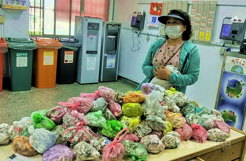 新北市府環保局自8月13日起推出「家園無菸蒂行動」,鼓勵民眾撿拾菸蒂,截至9月30日止,民眾已協助清除約433萬根菸蒂。(市府環保局提供)中央社記者黃旭昇新北傳真 108年10月17日