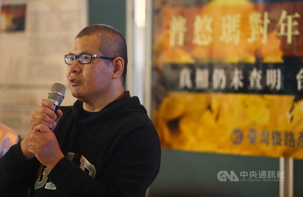 台灣鐵路產業工會17日晚間在台鐵台北火車站大廳舉辦普悠瑪對年追思晚會,普悠瑪事故司機員尤振仲也出席與會,他說,自己雖然外傷好了、心卻殘了,這起事故會是一輩子都難以遺忘的傷痛。中央社記者王騰毅攝 108年10月17日