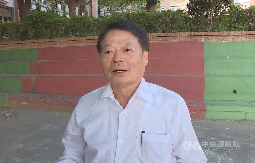 苗栗縣通霄國中、國小百名師生家長應台商邀請,利用國慶連假赴中國大陸福建平潭文教參訪,遭質疑食宿交通費用名義上全由台商贊助,恐有統戰目的,通霄國中家長會長邱建民(圖)17日對此表示,不宜太政治化看待。中央社記者管瑞平攝 108年10月17日