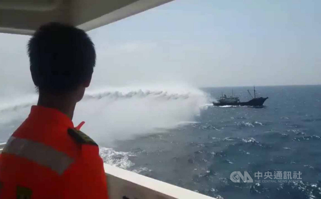 中國大陸漁船頻越界作業,海巡署艦隊分署即日起調派3000噸級「高雄艦」進駐馬公,「台南艦」隨時支援方式,強化海域巡護能力。(艦隊分署提供)中央社 108年10月17日