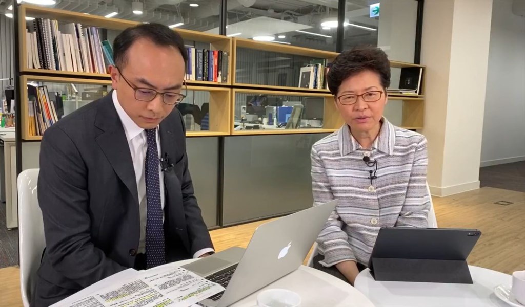 香港「反送中」示威者一直要求「5大訴求,缺一不可」,行政長官林鄭月娥(右)17日表示,難以答應。(圖取自facebook.com/carrielam.hksar)