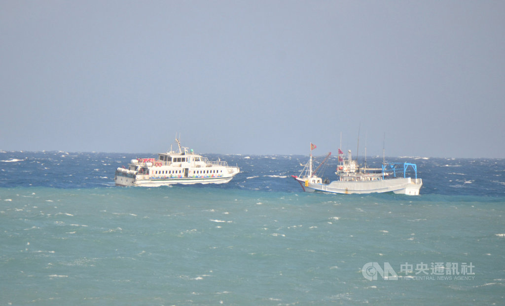 台東往返離島客船每年約5600航班,載運的國內外旅客約85萬人次,海上安全不容忽視,17日首次由海巡結合各相關單位舉行海難救援演練。中央社記者盧太城台東攝 108年10月17日