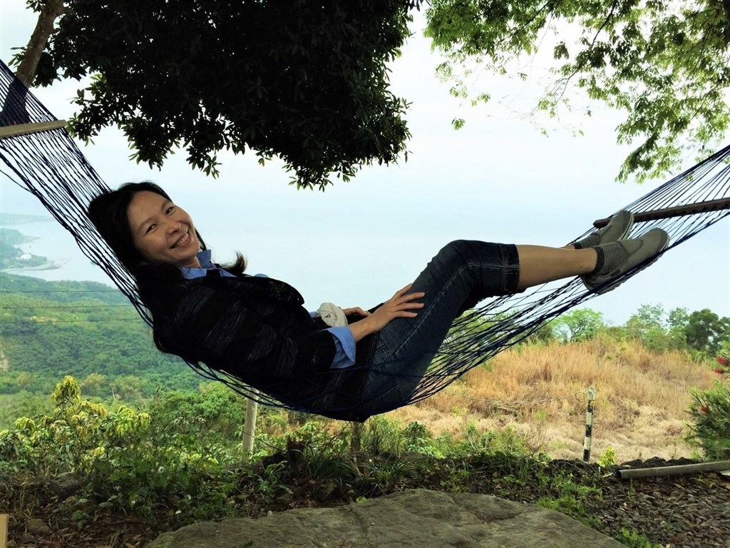 兒童作家幸佳慧如同園丁般,用生命澆灌兒童文學,站在孩童立場談白色恐怖、移工、性侵等社會議題,為台灣兒童讀物開創新局,成為孩童關心多元議題的橋梁。(圖取自facebook.com/chiahui.hsing)