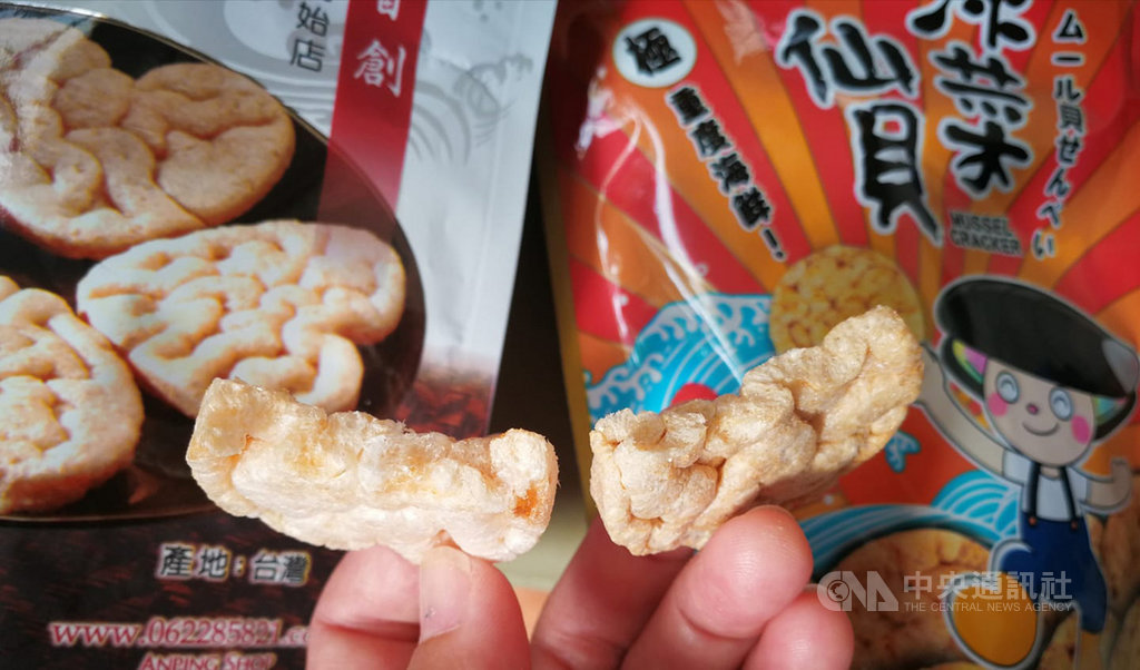 連江縣政府輔導推出馬祖「淡菜仙貝」,一顆淡菜只能產出4塊仙貝,加上鮮蝦製作而成,兩種海上珍物巧妙融合,經多次調整後研發出的黃金比例。(連江縣政府產發處)中央社 108年10月17日