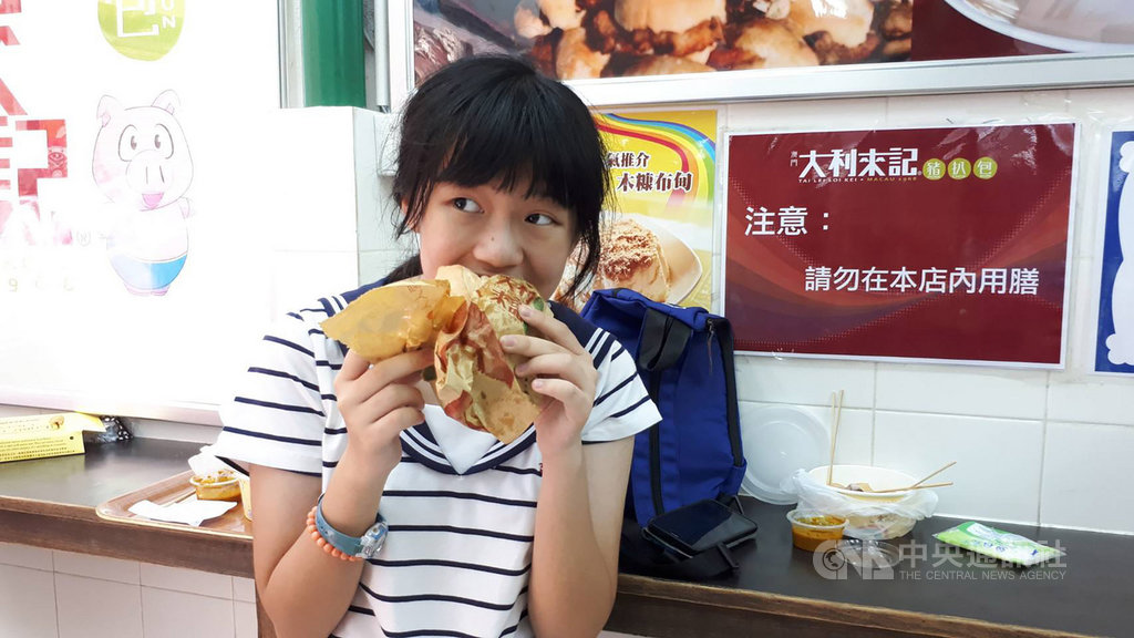 台中13歲張姓少女是媽媽以試管方式好不容易所生,在校成績優異,在居仁國中就讀語文資優班,16日學校段考提早放學,外婆騎機車接她回家時,不幸發生死亡車禍,讓家人悲痛不已。(家屬提供)中央社記者郝雪卿傳真 108年10月17日