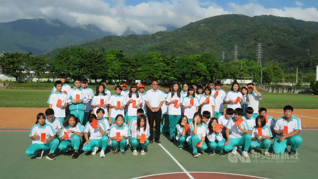 為鼓勵學區國中生適性就近入學,花蓮玉里高中每年皆運用「完全免試資源挹注計畫」與「高職優質化計畫」編列入學獎助學金,今年度已於日前正式頒發,共82名學子獲獎。(玉里高中提供)中央社記者李先鳳傳真 108年10月17日