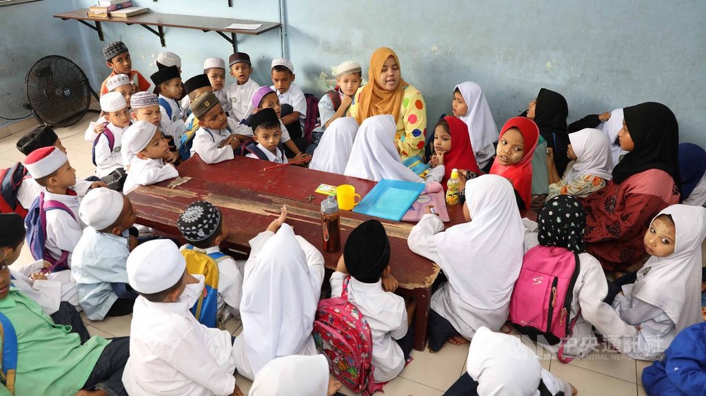 馬來西亞宗教學校Madrasah Hashimiah裡,難民兒童們專心接受學校老師教導,學習各種知識。中央社記者黃自強吉隆坡攝 108年10月17日