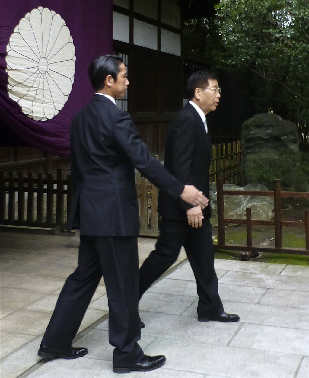 日本沖繩北方擔當相衛藤晟一(右)17日在秋季例行大祭期間參拜靖國神社,這是兩年多來首度有內閣官員前往靖國神社。(共同社提供)