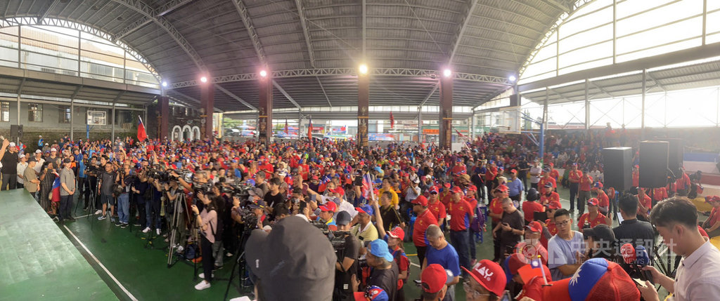 國民黨總統參選人韓國瑜17日到屏東縣瑪家鄉參加「固本會報」,吸引大批支持者聚集,揮舞國旗熱情相挺。中央社記者郭芷瑄攝 108年10月17日