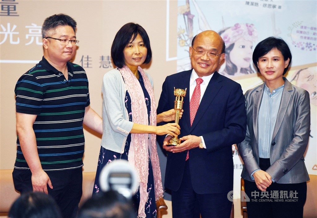 行政院長蘇貞昌(右2)8月26日在院內大禮堂接見榮獲第43屆金鼎獎特別貢獻獎的罹癌兒童文學作家幸佳慧(左2),並預頒獎座,文化部長鄭麗君(右)在場見證。中央社記者施宗暉攝 108年8月26日