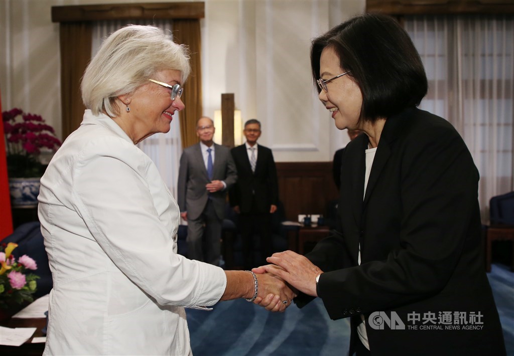 總統蔡英文(右)17日接見丹麥國會副議長柯絲高(左)表示,環保、創新設計、老人照顧以及農畜食品等產業都是丹麥重點發展產業,非常值得借鏡交流。中央社記者鄭傑文攝 108年10月17日