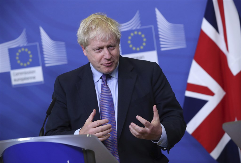 英國首相強生17日宣布與歐洲聯盟達成新版脫歐協議。(美聯社)
