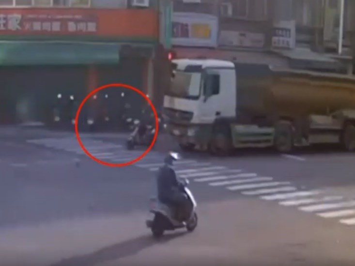 台中市16日發生砂石車碰撞機車事故,一名國一女學生與72歲外婆遭捲入車底身亡。(翻攝畫面)
