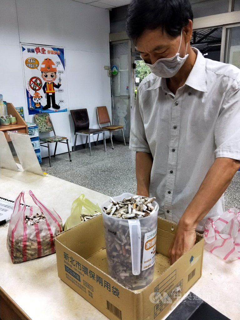 新北市府環保局推出「家園無菸蒂行動」,民眾只要在新北市境內撿拾菸蒂達一定數量,就可至各區清潔隊兌換獎勵品,鼓勵民眾共同維護環境。(新北市府環保局提供)中央社記者黃旭昇新北傳真 108年10月17日