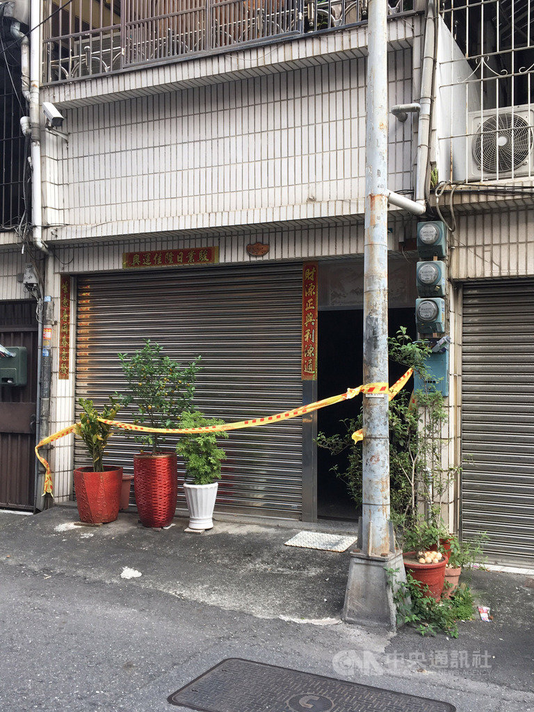 高雄市小港區17日發生一起人倫悲劇,李姓男子在家中疑與母親起口角,持剪刀刺母親胸口等多處致死,警方據報趕到時李母已氣絕身亡,李男當場被警方帶回偵辦。圖為警方封鎖現場採證調查。(警方提供)中央社記者程啟峰高雄傳真 108年10月17日
