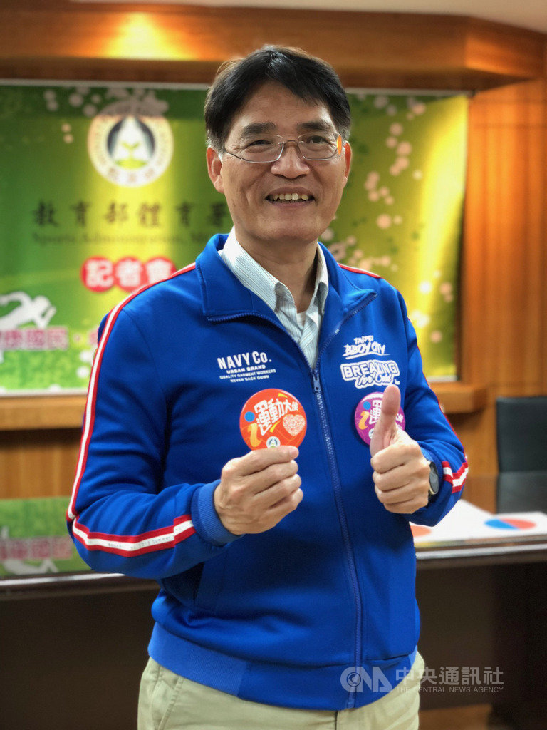 有球迷在棒球亞錦賽期間高舉「護台抗中、香港加油」標語引發熱議,體育署長高俊雄17日出席例行記者會時表示,尊重意見表達,不禁止帶國旗進場,盼大家齊心為中華隊加油。中央社記者黃巧雯攝 108年10月17日