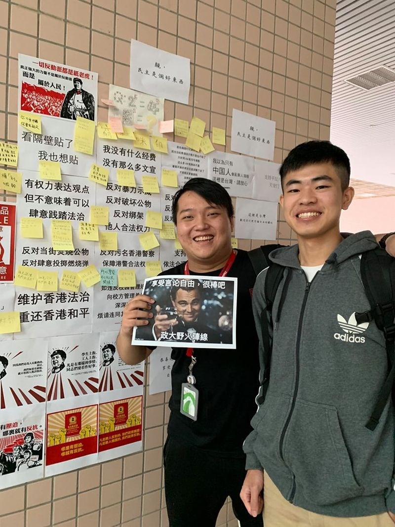香港反送中延燒,政治大學連儂牆出現簡體字貼文挺港警,學生團體認為,正常表達意見不會被強制移除,這就是台灣的民主和言論自由。(圖取自facebook.com/NCCUWildFire)