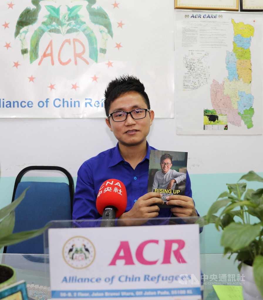 「欽族難民聯盟」(ACR)服務在馬來西亞的欽族難民,圖為ACR協調員詹姆斯說明為欽族難民服務範圍蓋教育、健康醫療照顧、法律扶助等項目。中央社記者黃自強吉隆坡攝 108年10月17日