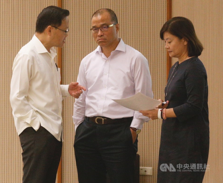 高雄市長韓國瑜15日上午宣布16日起正式請假投入總統大選,由副市長葉匡時代理職務。圖為葉匡時(中)出席市政會議交待同仁事宜。中央社記者董俊志攝 108年10月15日