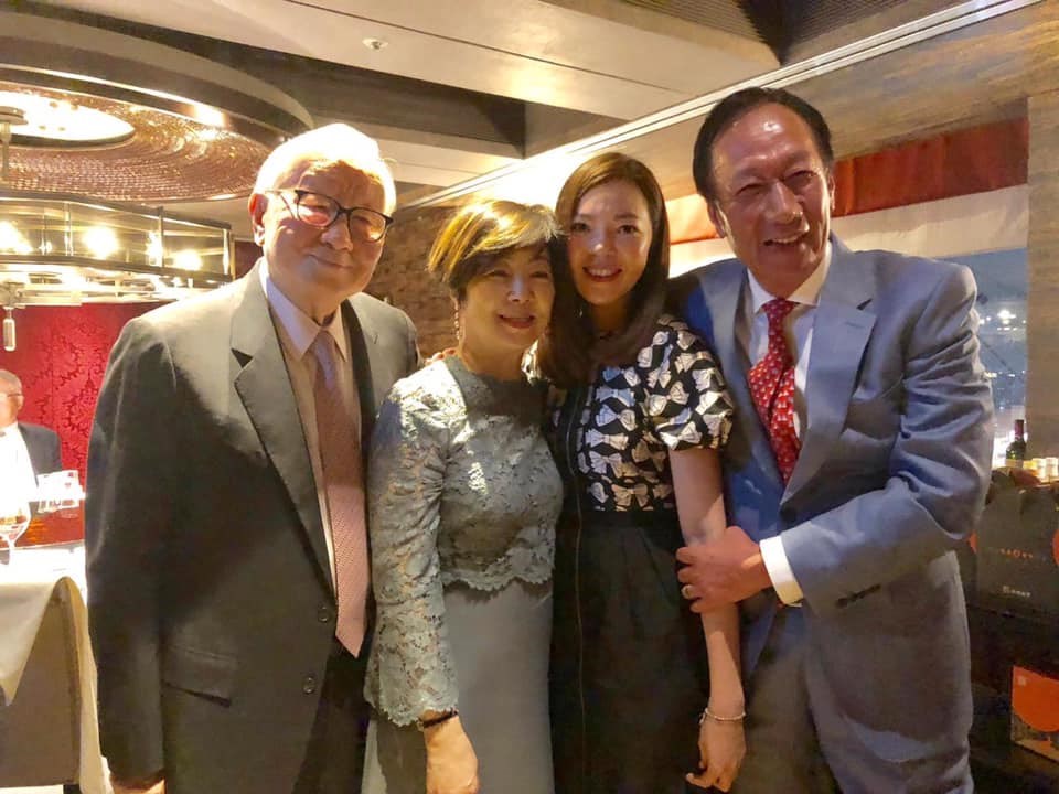 鴻海創辦人郭台銘(右)17日晚間臉書貼文指出,今年剛好是70歲,他的表姊、台積電創辦人張忠謀夫人張淑芬說,傳統上過70歲生日,是人生邁入一個新的里程碑,因此提早找朋友一起慶生。圖左為張忠謀、張淑芬、郭台銘妻子曾馨瑩。(圖取自facebook.com/TerryGou1018)