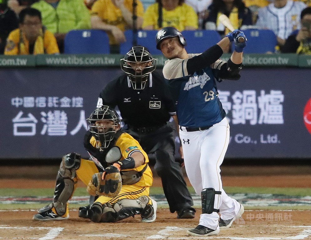 2019中華職棒總冠軍賽第5戰17日在台中洲際棒球場進行,Lamigo桃猿隊一路維持大幅領先,6局上,桃猿陳俊秀(右)也開轟,帶有3分打點。中央社記者張新偉攝 108年10月17日