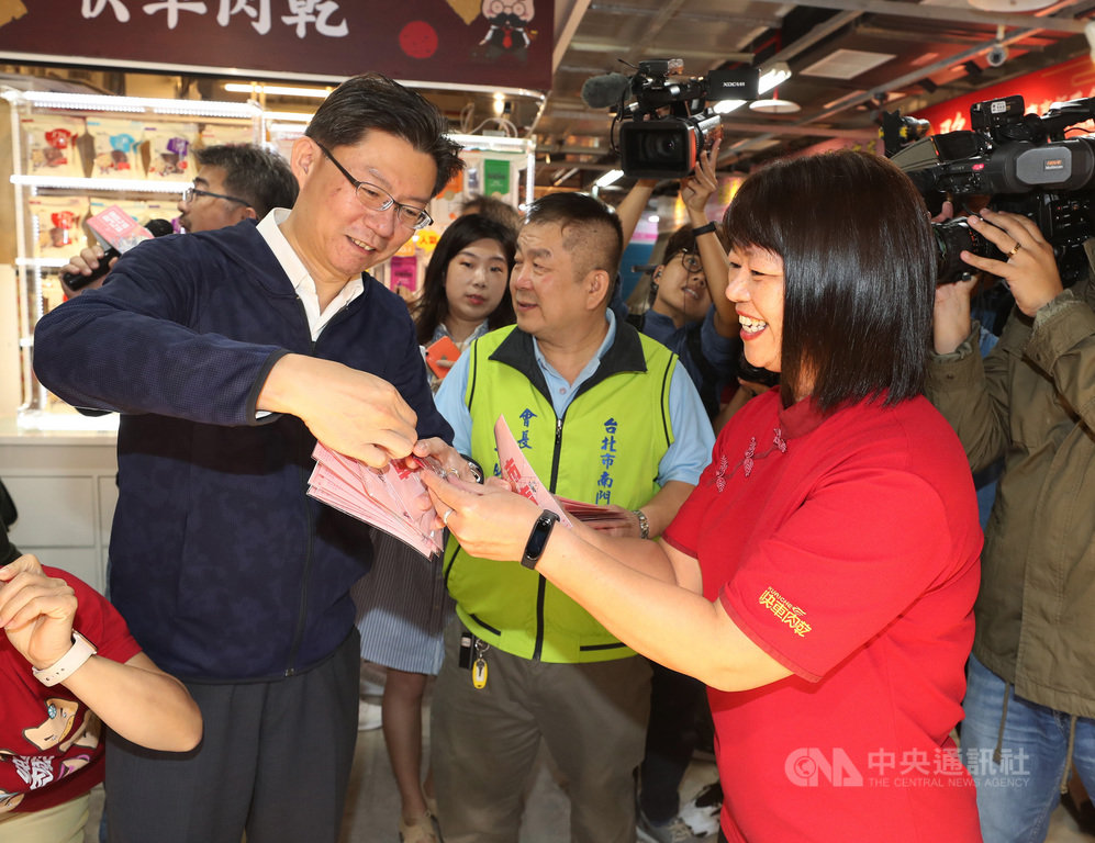 台北市公有南門中繼市場17日開始全館試營運,市場處發放象徵招財的「開市大吉」發財金給攤商。中央社記者張皓安攝 108年10月17日