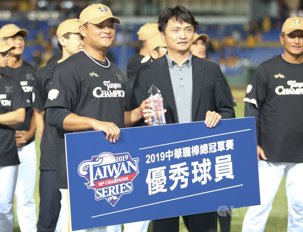 中職Lamigo桃猿隊投手王躍霖(前左)為球隊在2019總冠軍賽前3勝的關鍵人物,也獲選「勝隊優秀球員」;王躍霖表示,很開心能幫助球隊拿下勝利。中央社記者張新偉攝 108年10月18日