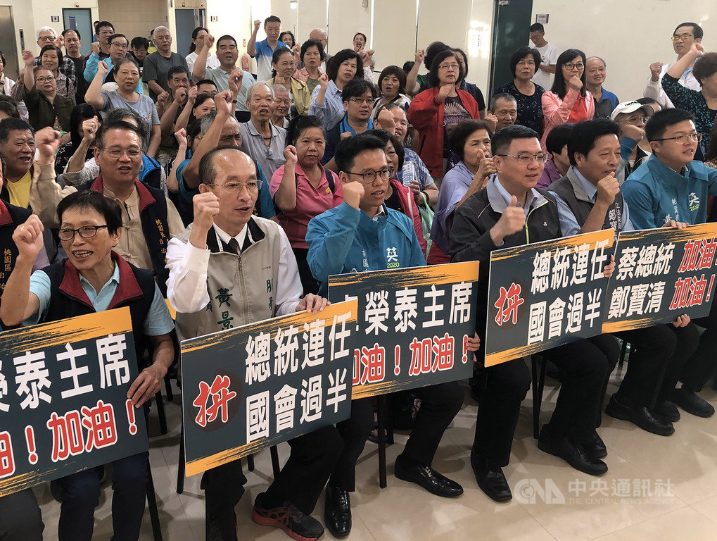 民進黨主席卓榮泰(前右3)18日為黨籍立委鄭寶清(前右2)輔選,肯定鄭寶清從在台鹽時期到現在國會的表現,而且對於照顧選民與爭取預算的努力,相信很多人都看在眼中。中央社記者邱俊欽桃園攝 108年10月18日