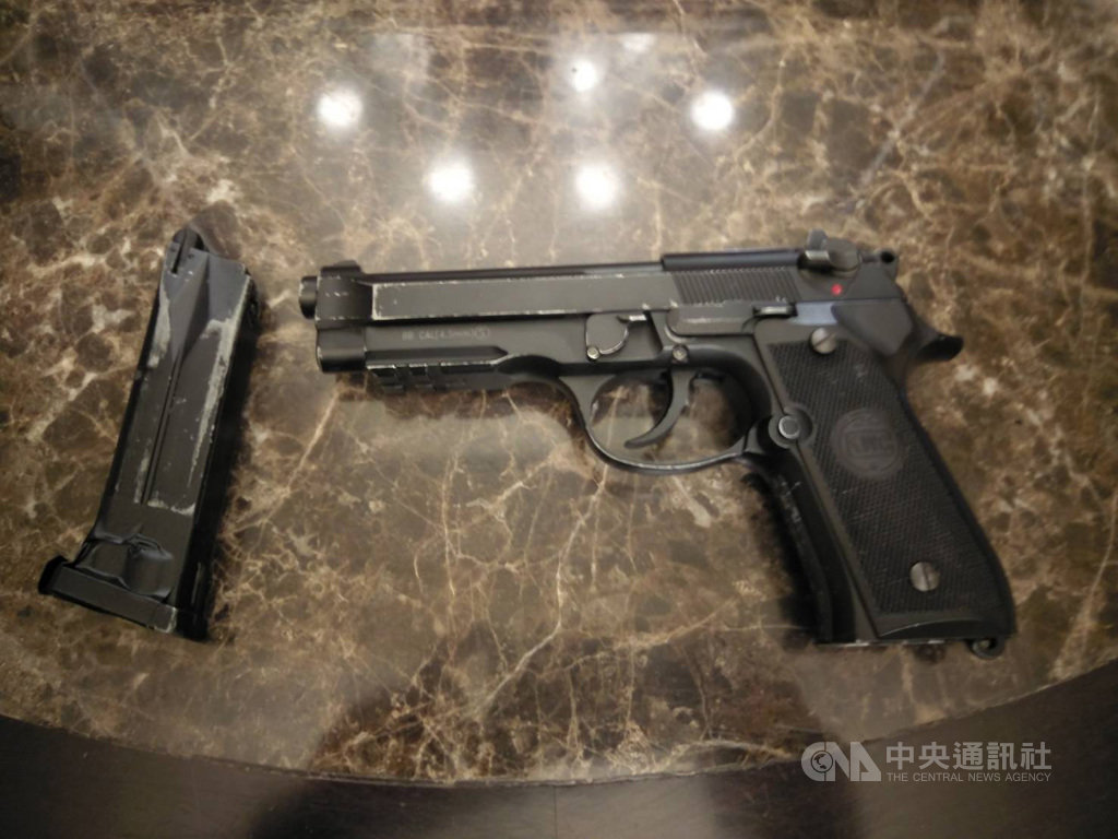 國民黨桃園市議員劉安祺服務處的玻璃17日遭2名男子持空氣槍射擊,男子在落網後供稱因「不滿意議員的看板」才做出不理性的行為,隨即被依法究辦。(中壢警分局提供)中央社記者邱俊欽桃園傳真 108年10月18日