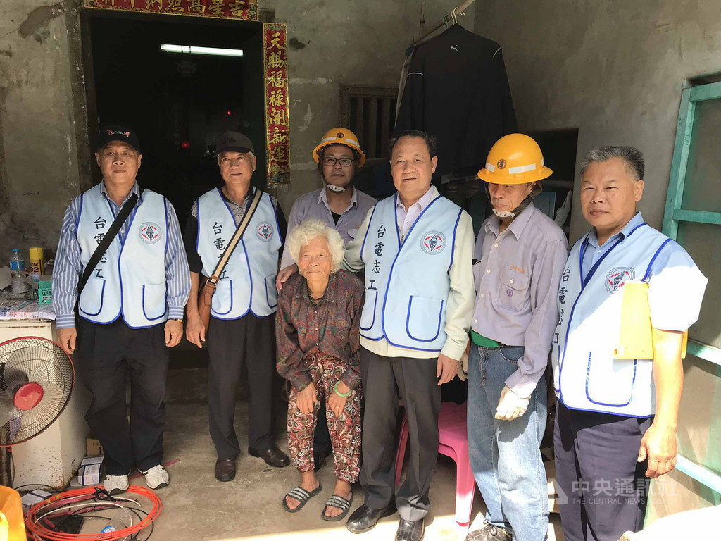 澎湖望安一戶老人家的屋宅老舊破損,電源線路凌亂,18日由台電澎湖區營業處志工協助換新並整理居家環境,處長陳慶平(右3)也特別前往探視長者。(台電澎湖營業處提供)中央社 108年10月18日