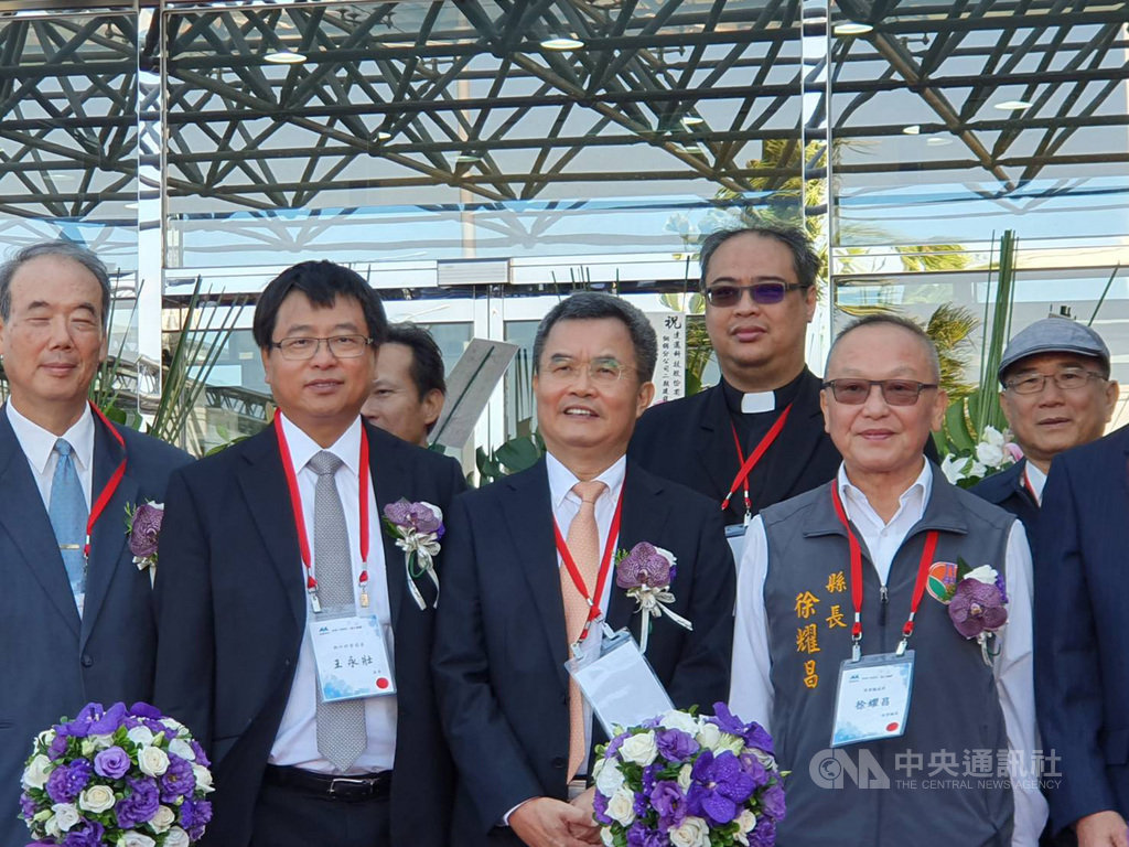 PI大廠達邁18日宣布「銅鑼二期建設」竣工啟用,圖中為董事長吳聲昌看好,未來高頻高速5G材料與光學級透明折疊顯示應用趨勢。中央社記者江明晏攝 108年10月18日